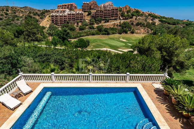 Villa en area Golf en Elviria con vistas al Mar