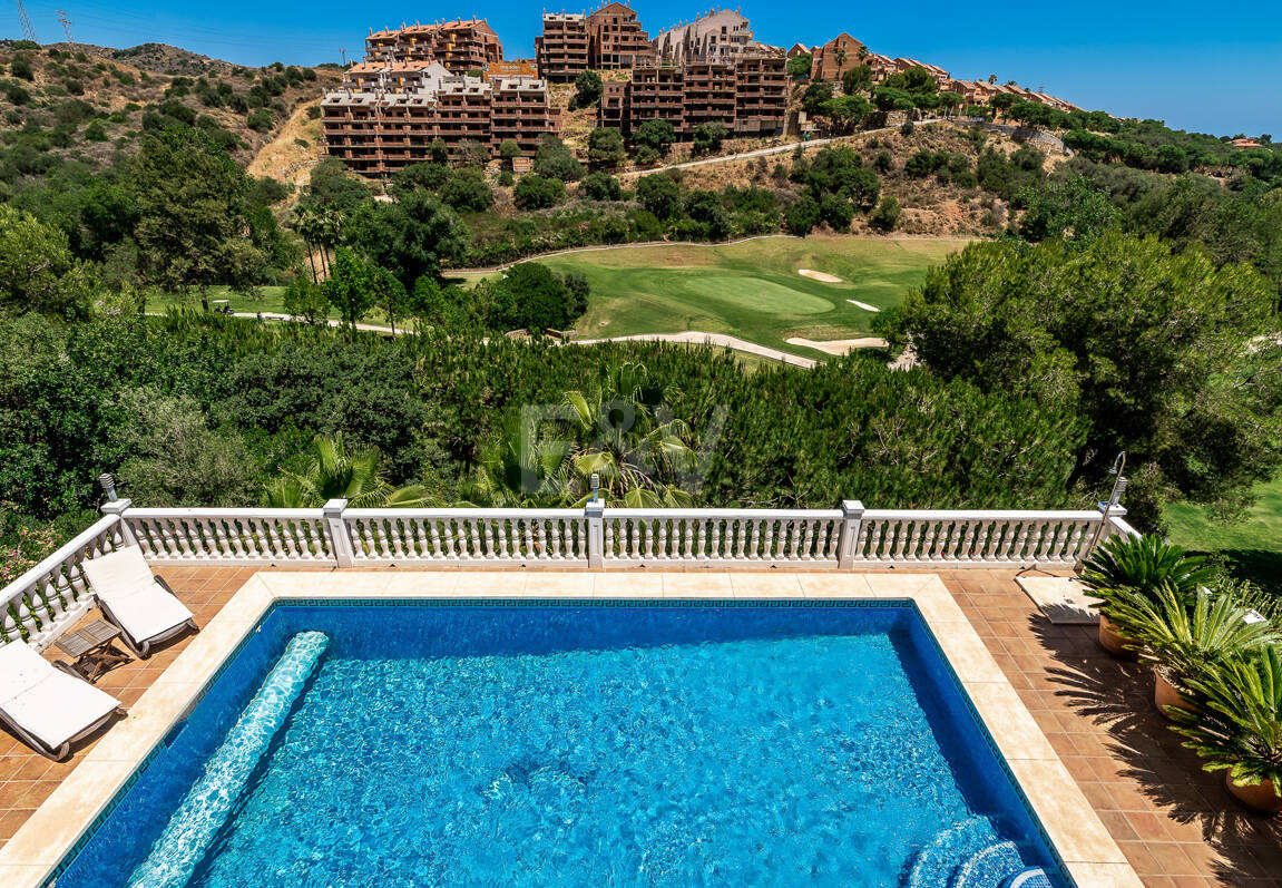 Villa en area Golf en Elviria con vistas al Mar