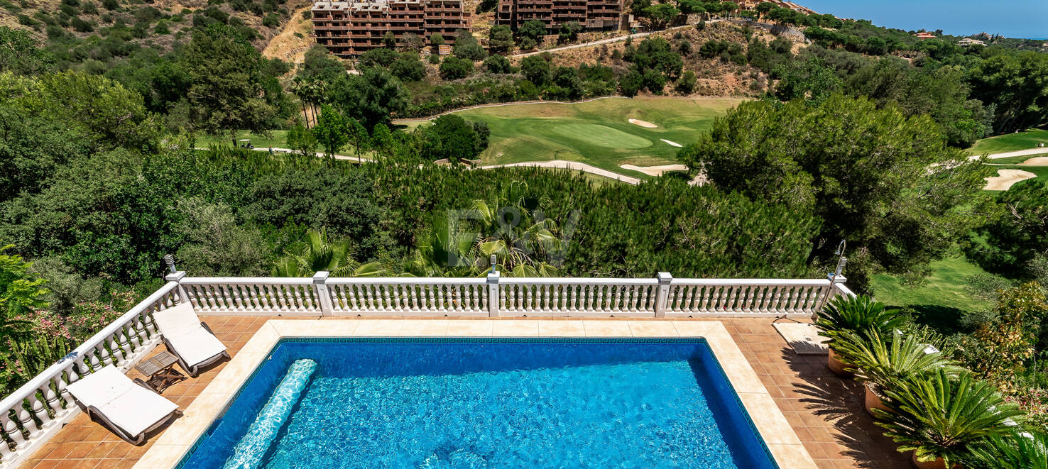Front line golf villa med havsutsikt i Elviria