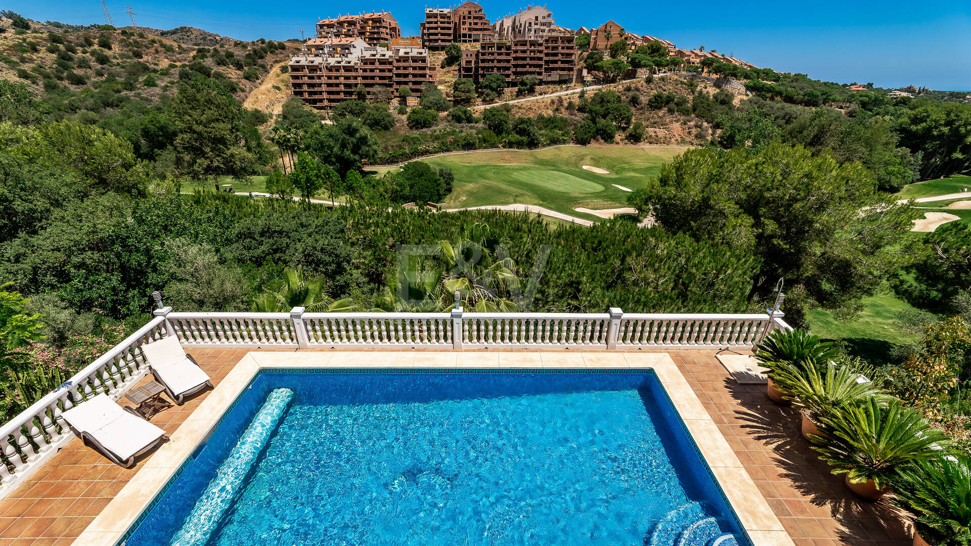 Front Line Golf Villa with Sea Views in Elviria