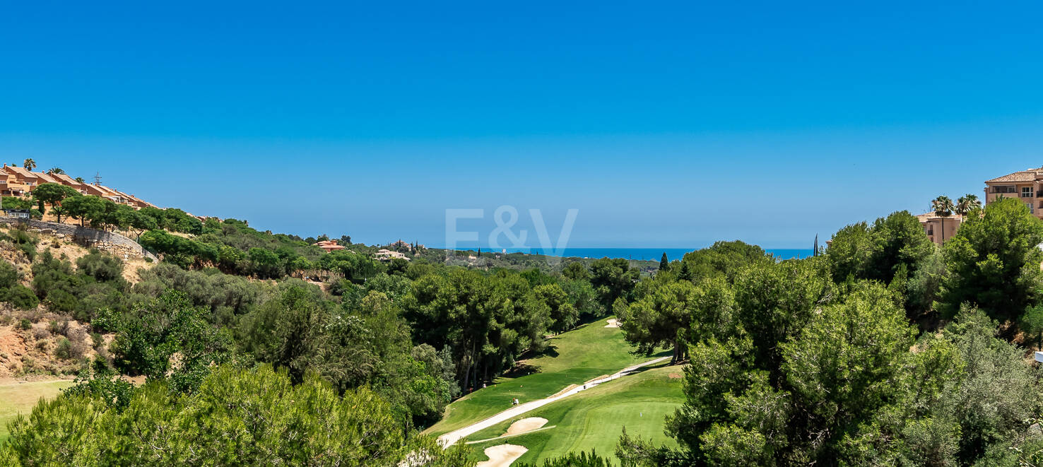 Front line golf villa med havsutsikt i Elviria