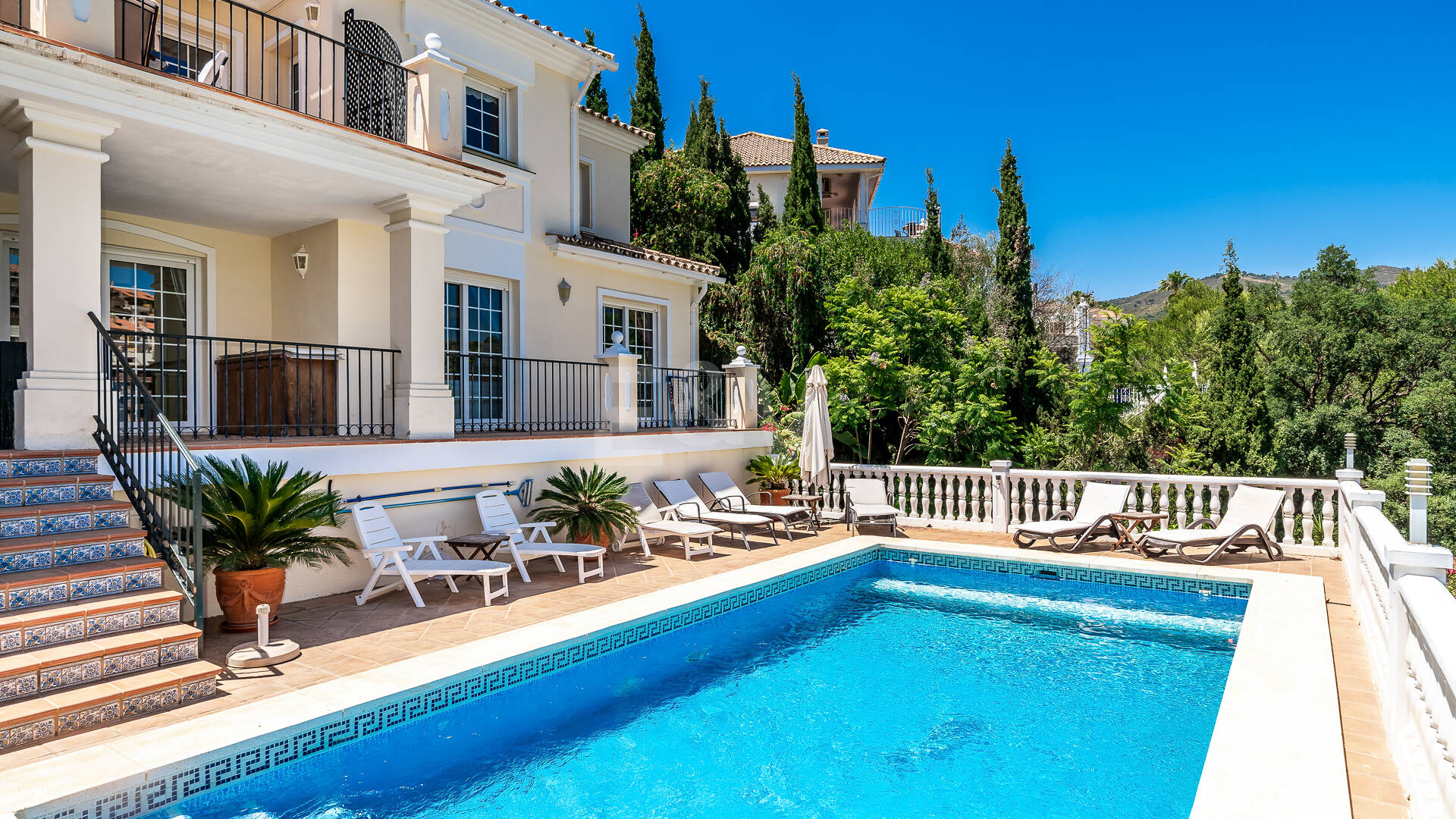 Front Line Golf Villa with Sea Views in Elviria