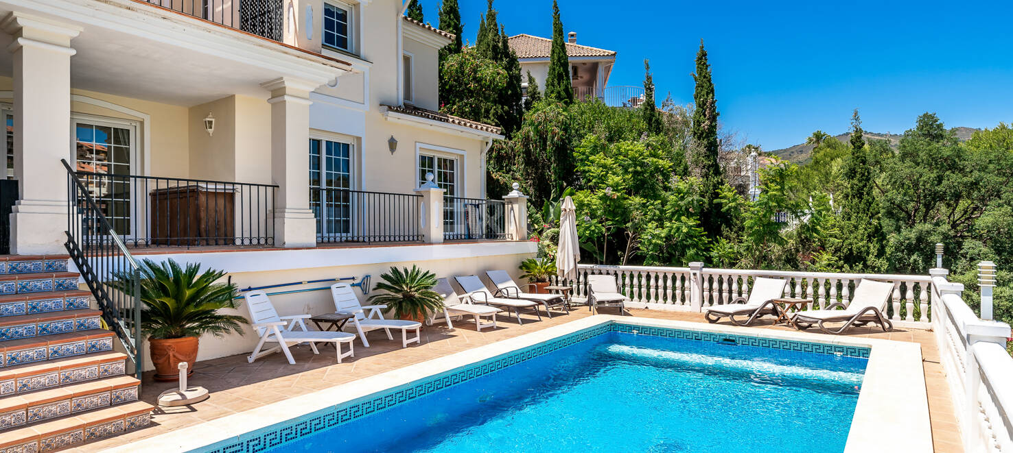 Front line golf villa med havsutsikt i Elviria