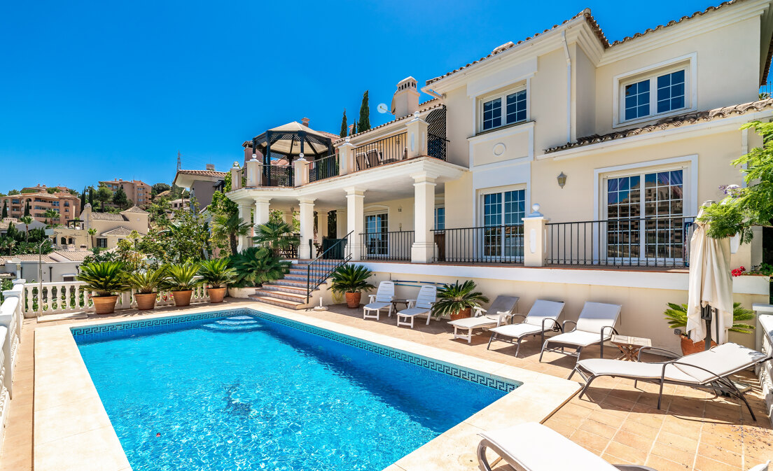 Front Line Golf Villa with Sea Views in Elviria