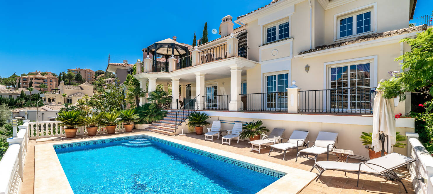 Front line golf villa med havsutsikt i Elviria