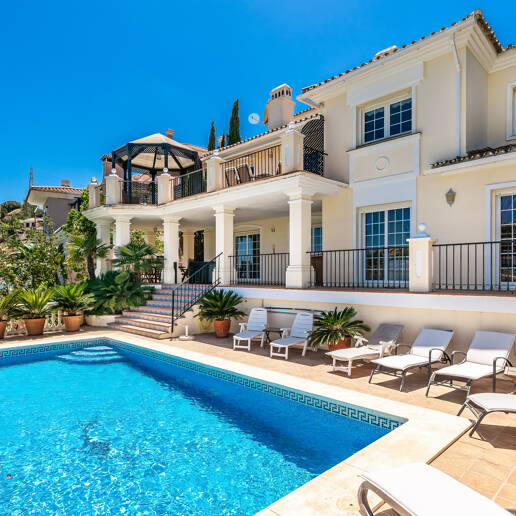 Front line golf villa med havsutsikt i Elviria