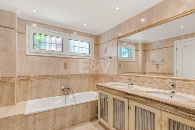 Villa en area Golf en Elviria con vistas al Mar