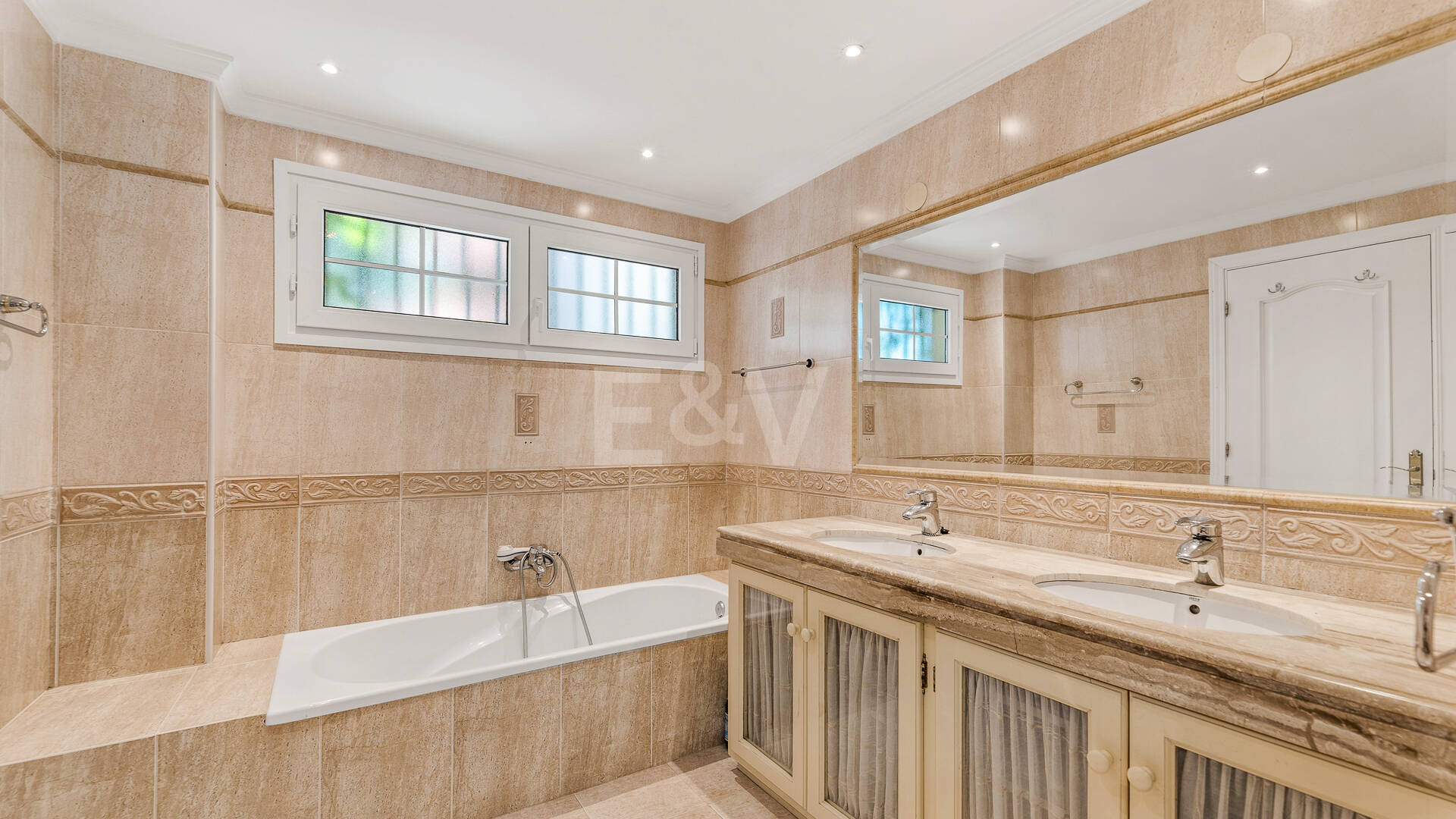 Front Line Golf Villa with Sea Views in Elviria