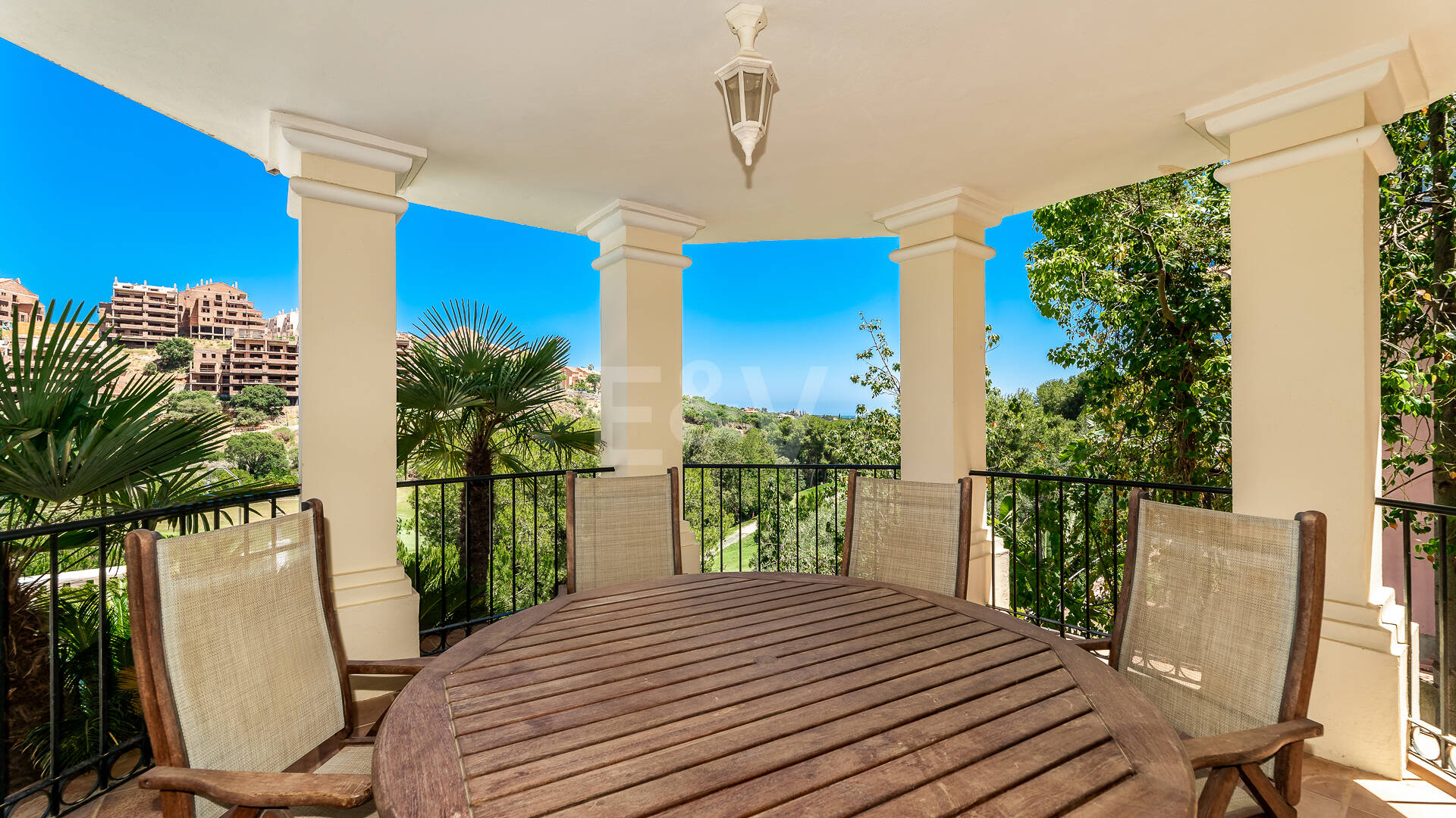 Front Line Golf Villa with Sea Views in Elviria