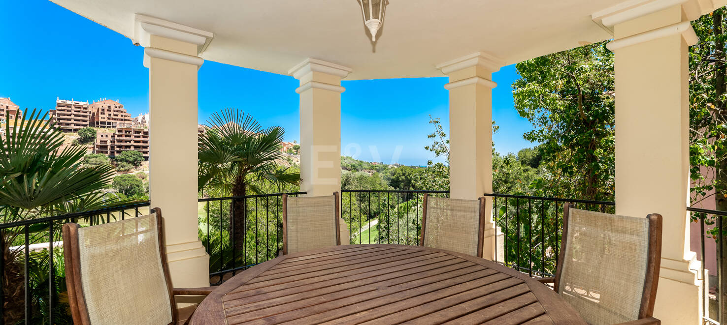 Front line golf villa med havsutsikt i Elviria