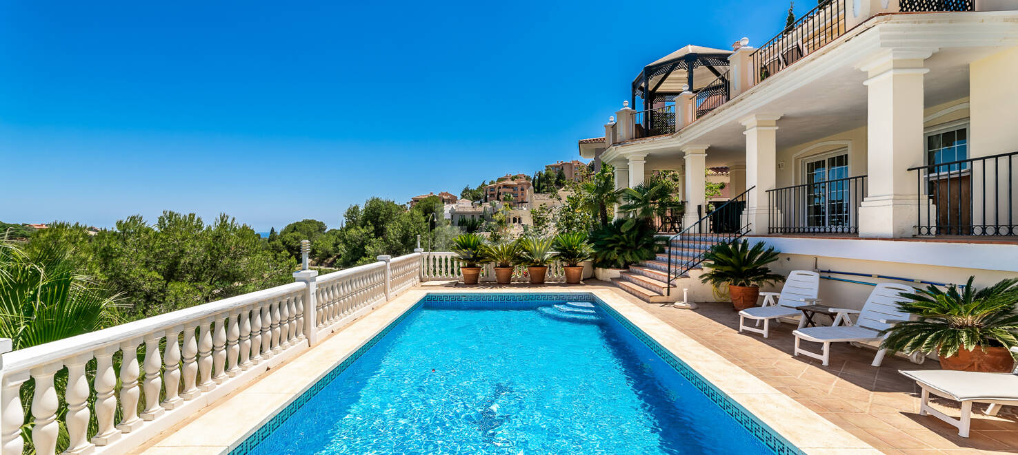 Front line golf villa med havsutsikt i Elviria