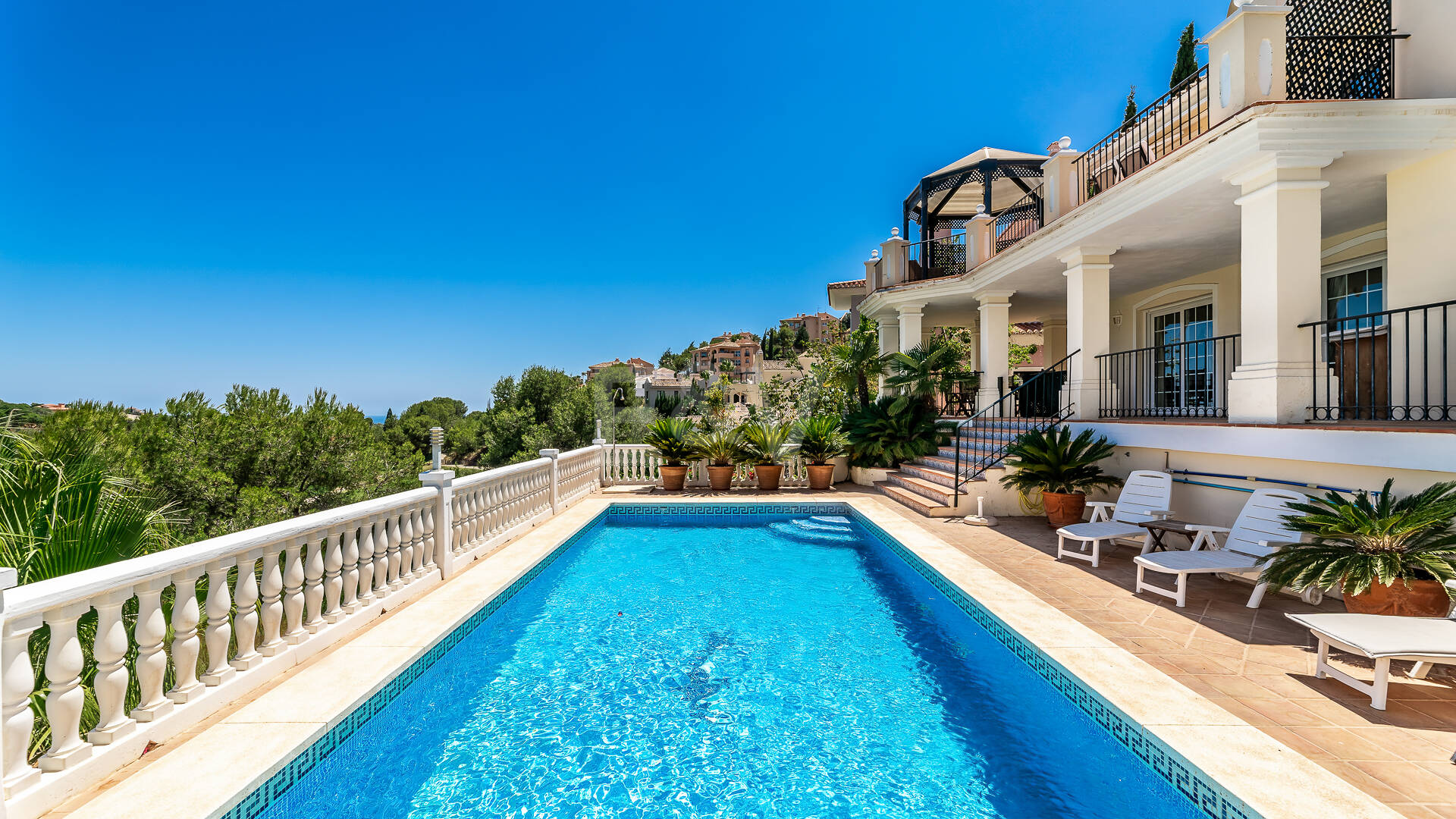 Front Line Golf Villa with Sea Views in Elviria