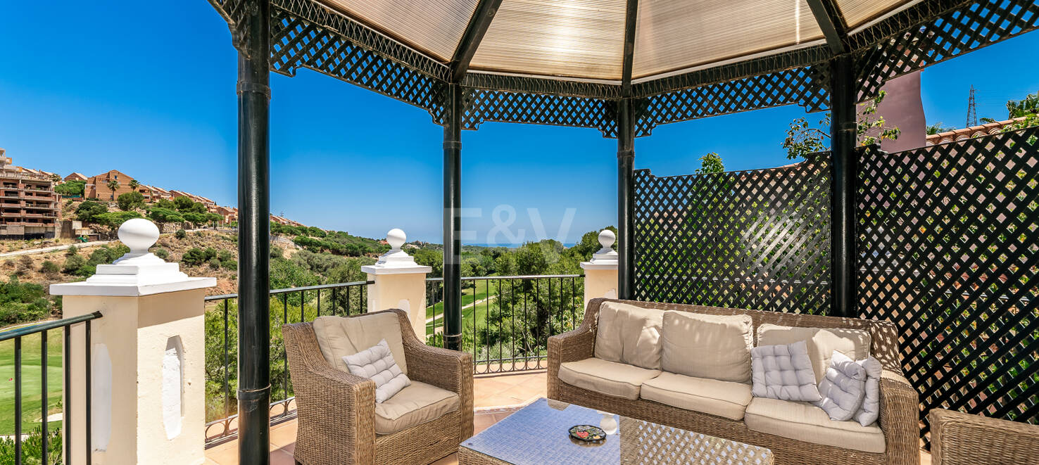 Front line golf villa med havsutsikt i Elviria