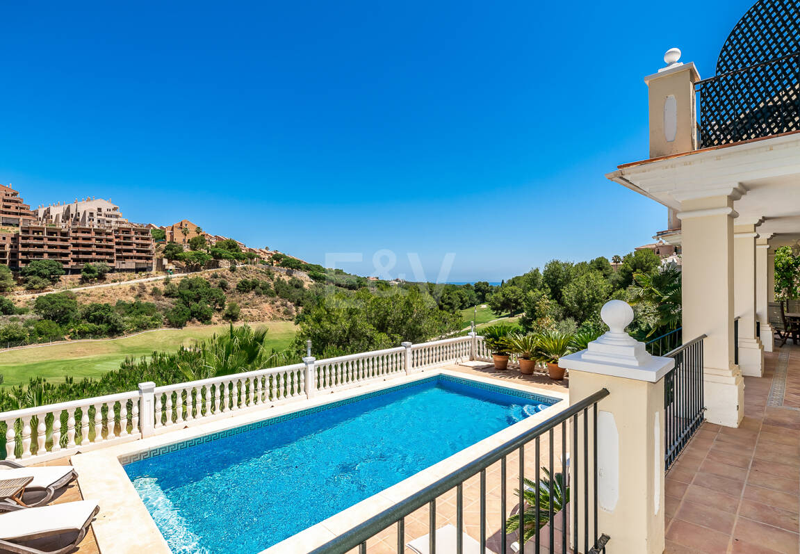 Villa en area Golf en Elviria con vistas al Mar