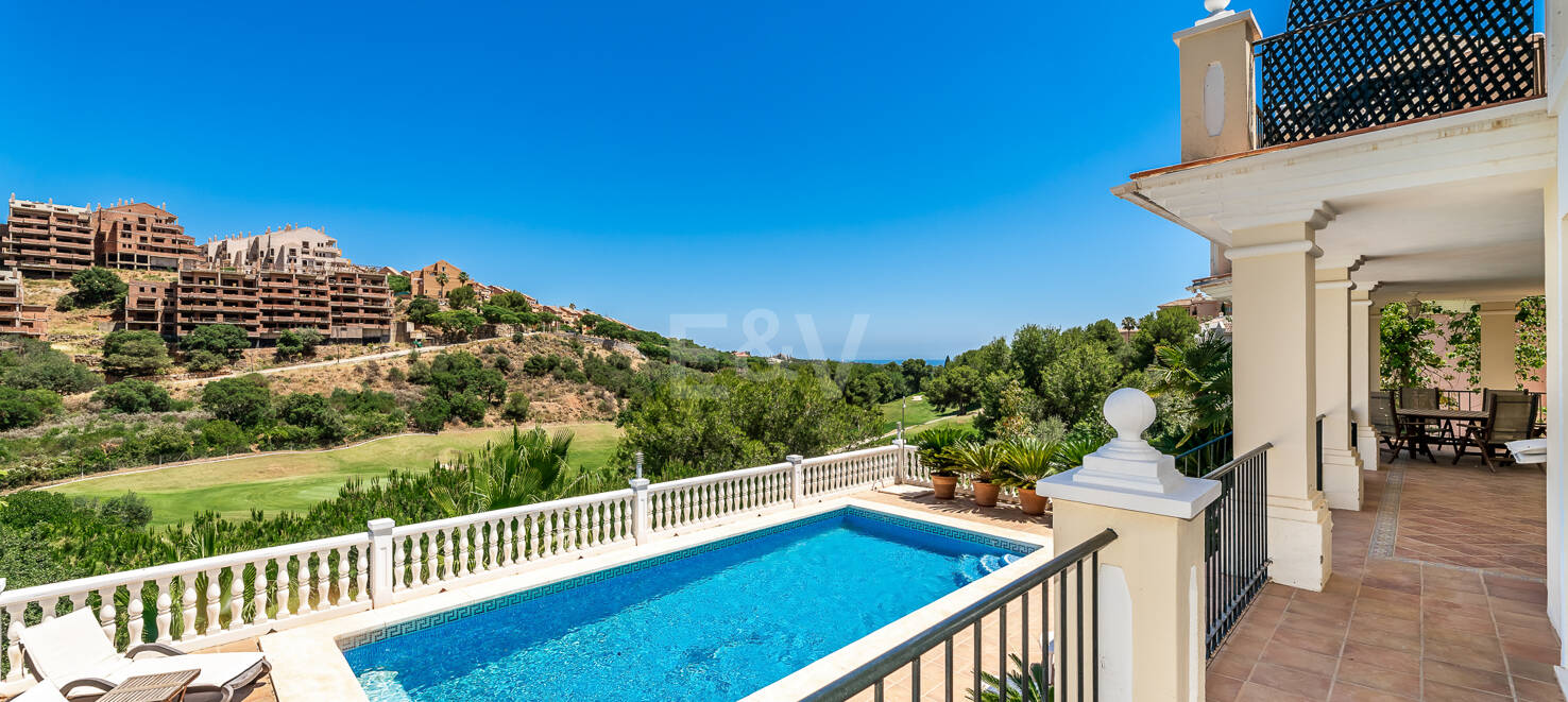 Front line golf villa med havsutsikt i Elviria