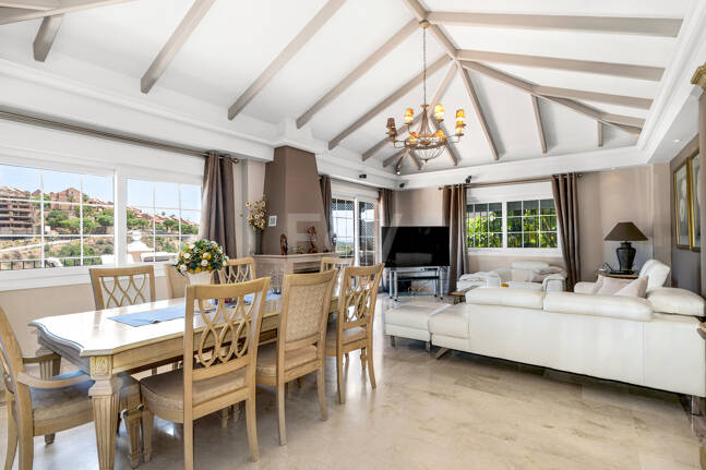 Villa en area Golf en Elviria con vistas al Mar