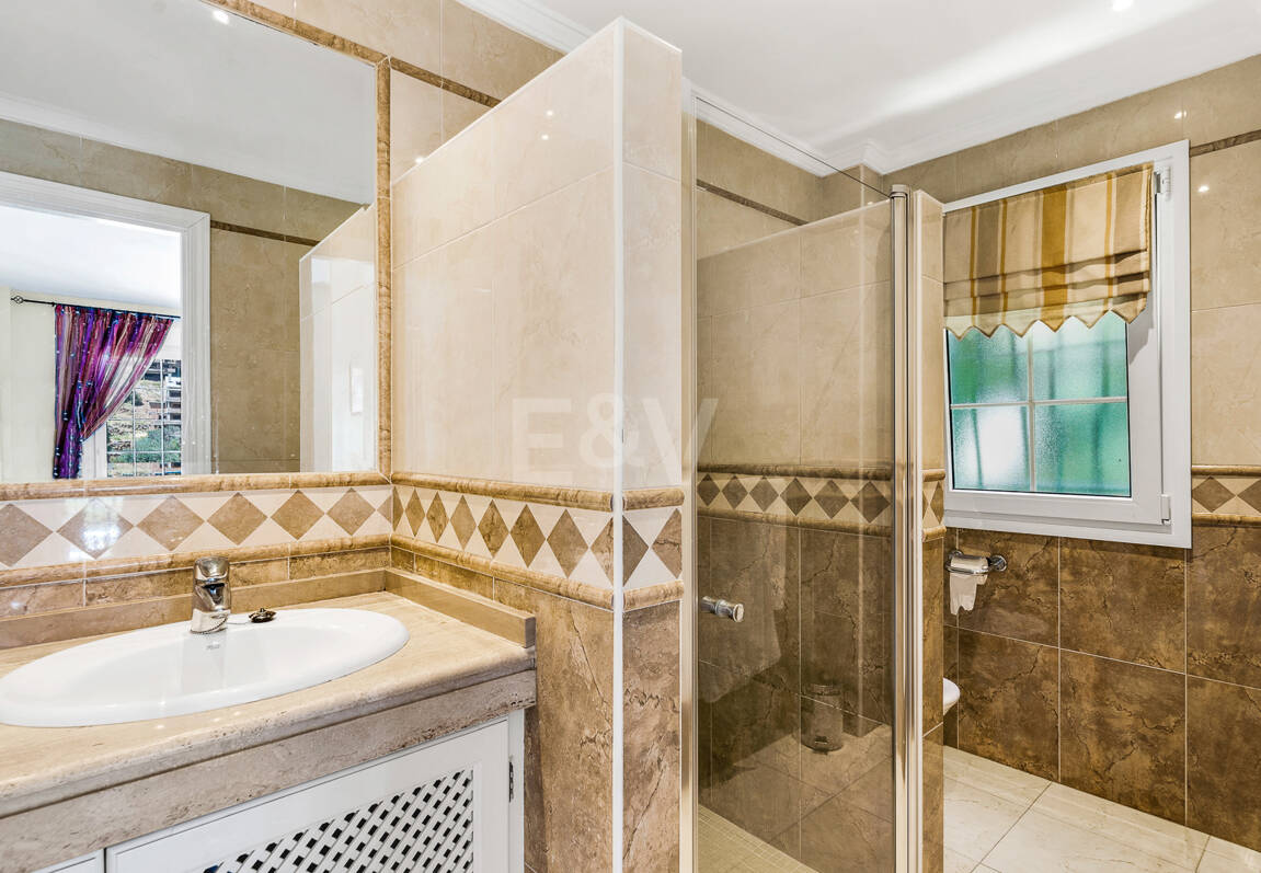 Villa en area Golf en Elviria con vistas al Mar