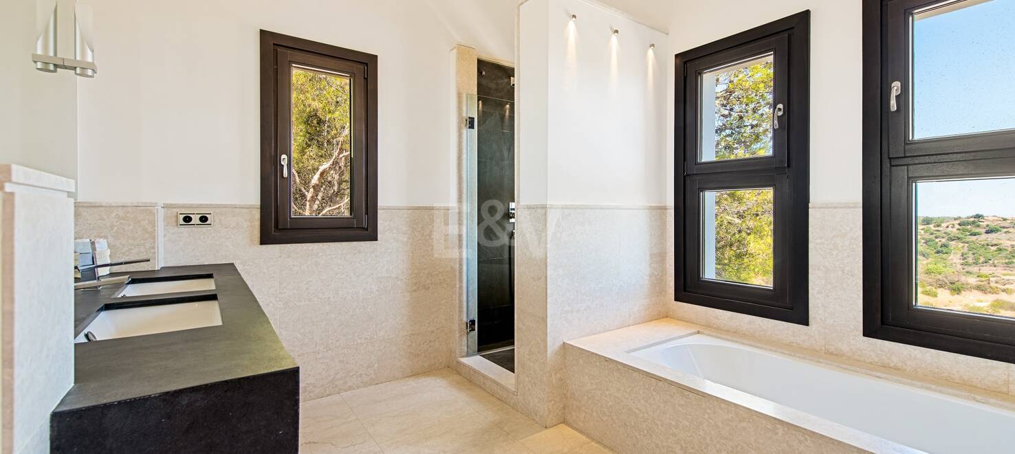 Moderna villa en Los Altos de Los Monteros con vistas panorámicas al mar