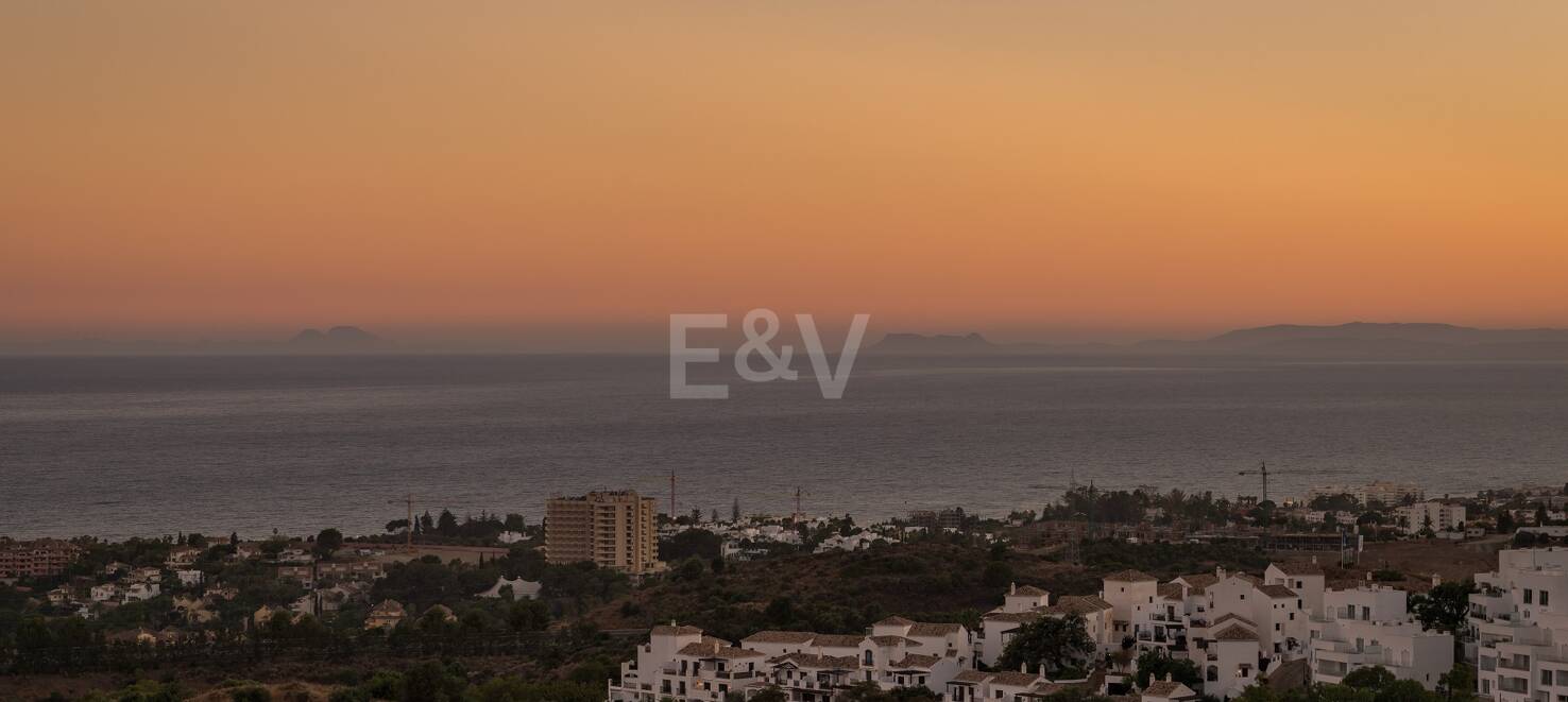 Moderna villa en Los Altos de Los Monteros con vistas panorámicas al mar