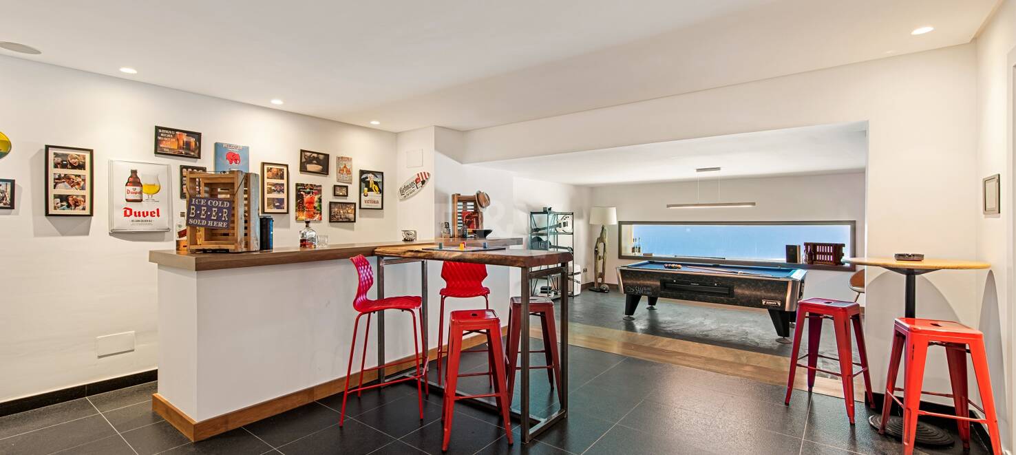 Moderna villa en Los Altos de Los Monteros con vistas panorámicas al mar