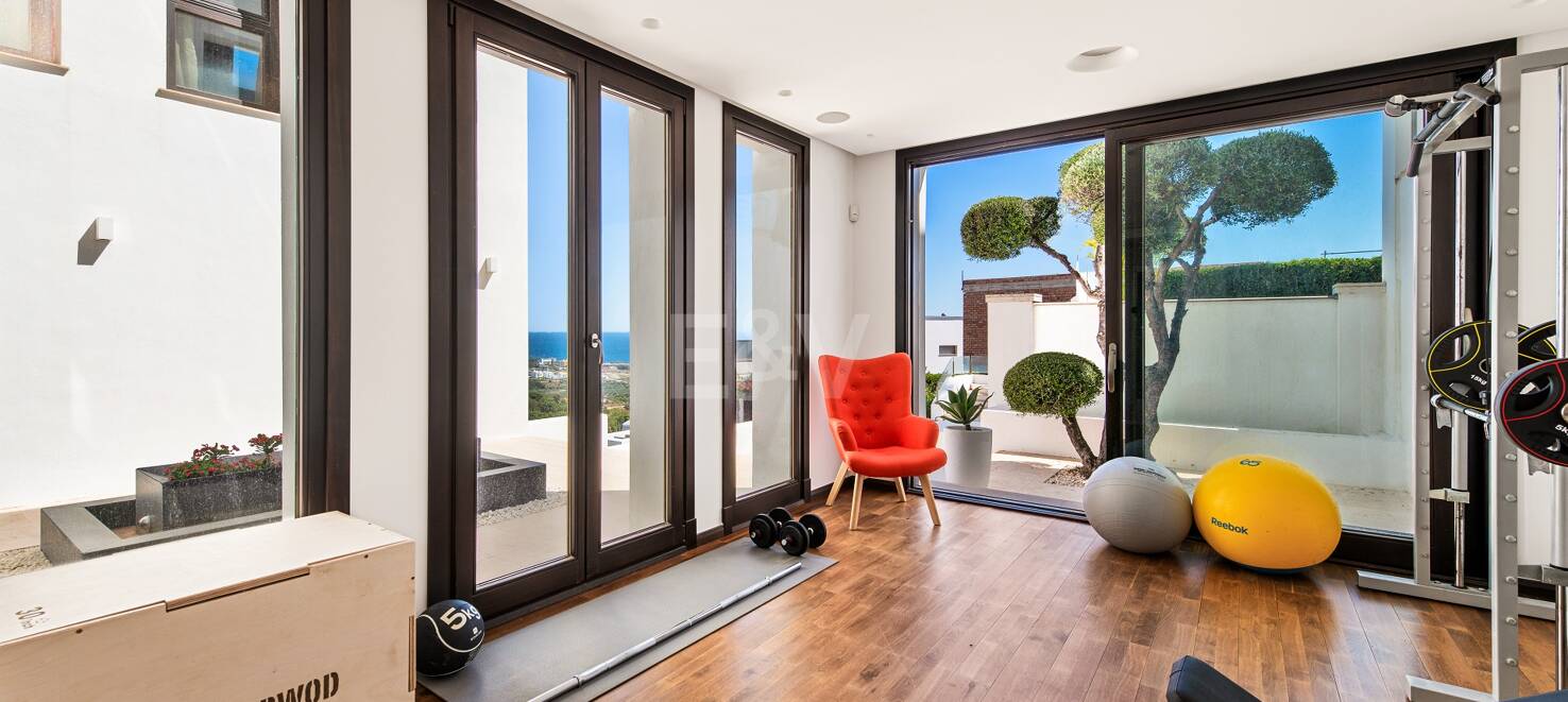 Moderna villa en Los Altos de Los Monteros con vistas panorámicas al mar