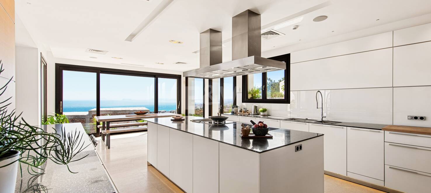 Moderna villa en Los Altos de Los Monteros con vistas panorámicas al mar
