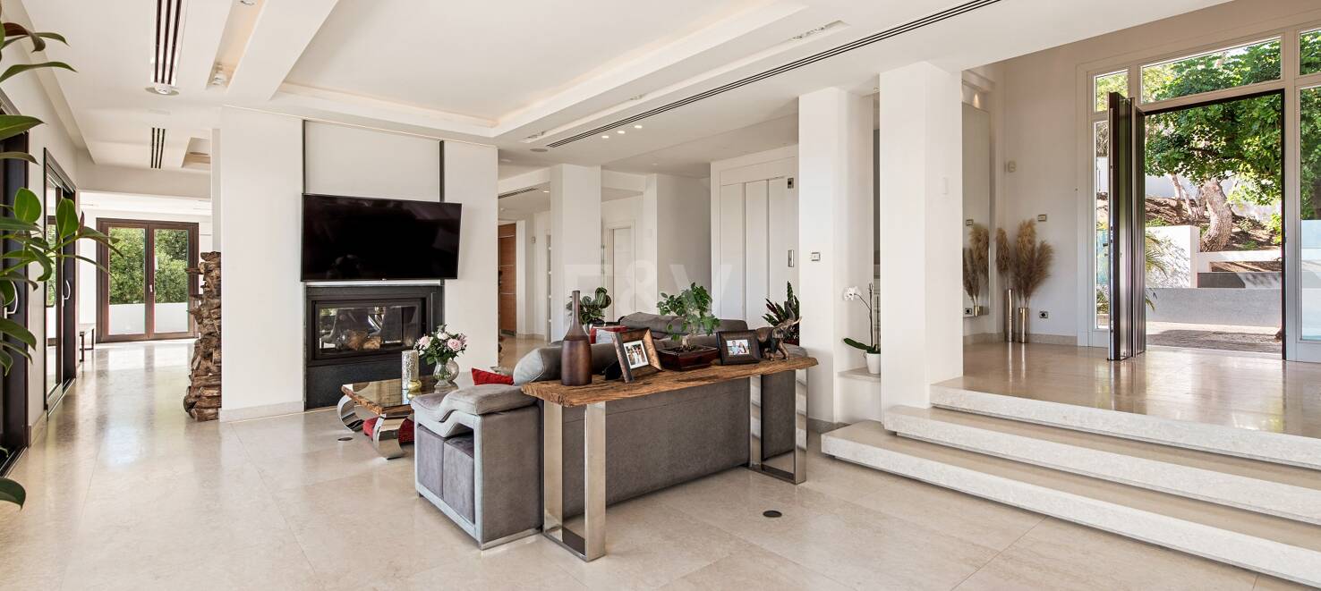 Moderna villa en Los Altos de Los Monteros con vistas panorámicas al mar