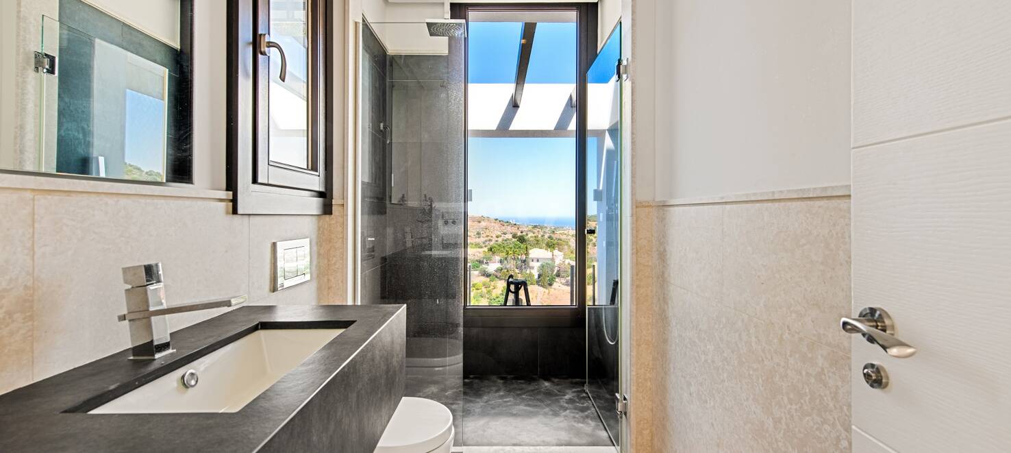 Moderna villa en Los Altos de Los Monteros con vistas panorámicas al mar