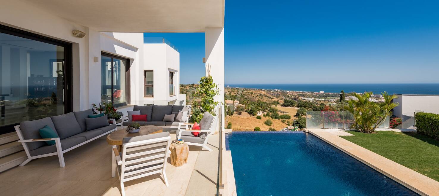 Moderna villa en Los Altos de Los Monteros con vistas panorámicas al mar