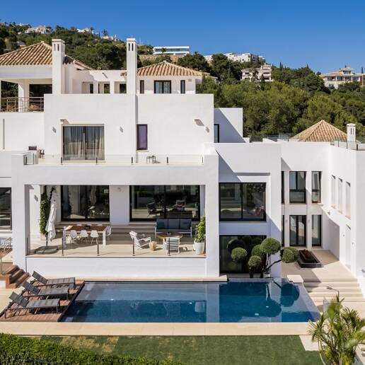 Moderna villa en Los Altos de Los Monteros con vistas panorámicas al mar