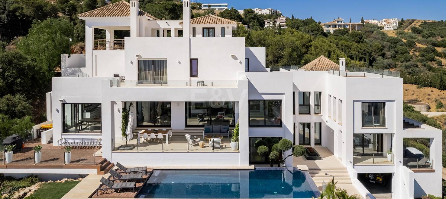 Moderna villa en Los Altos de Los Monteros con vistas panorámicas al mar
