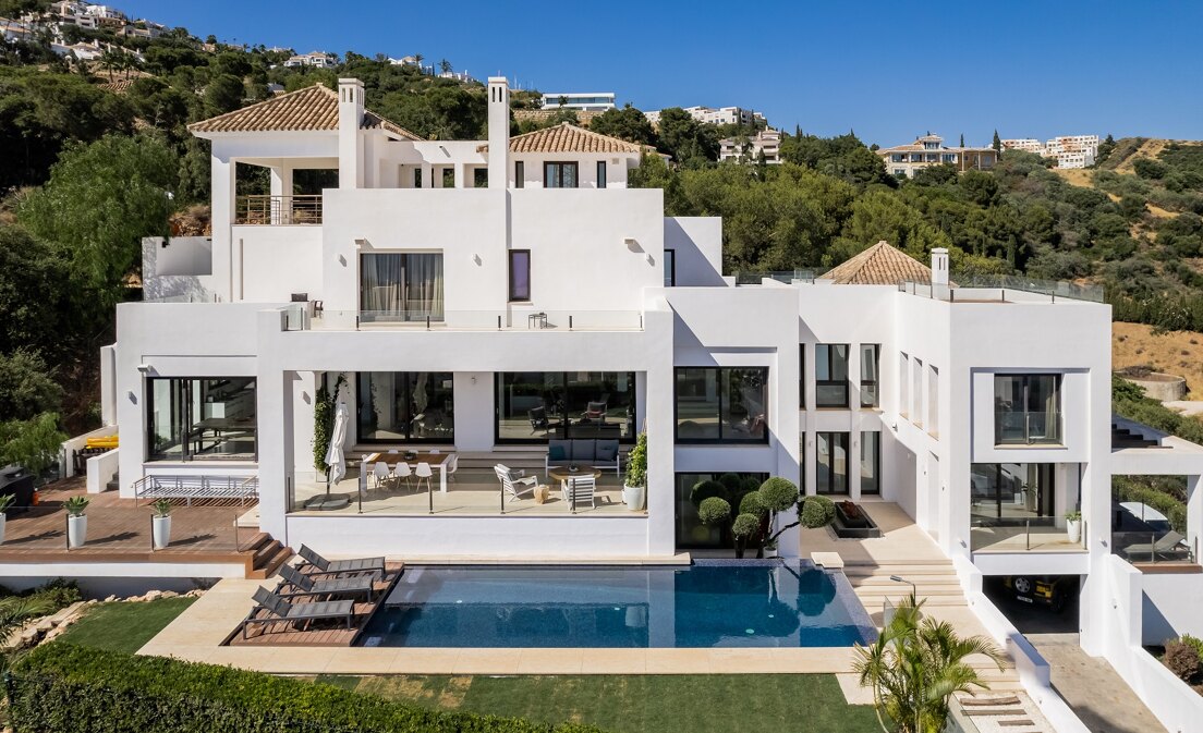 Moderne Villa in Los Altos de Los Monteros mit Panoramablick aufs Meer