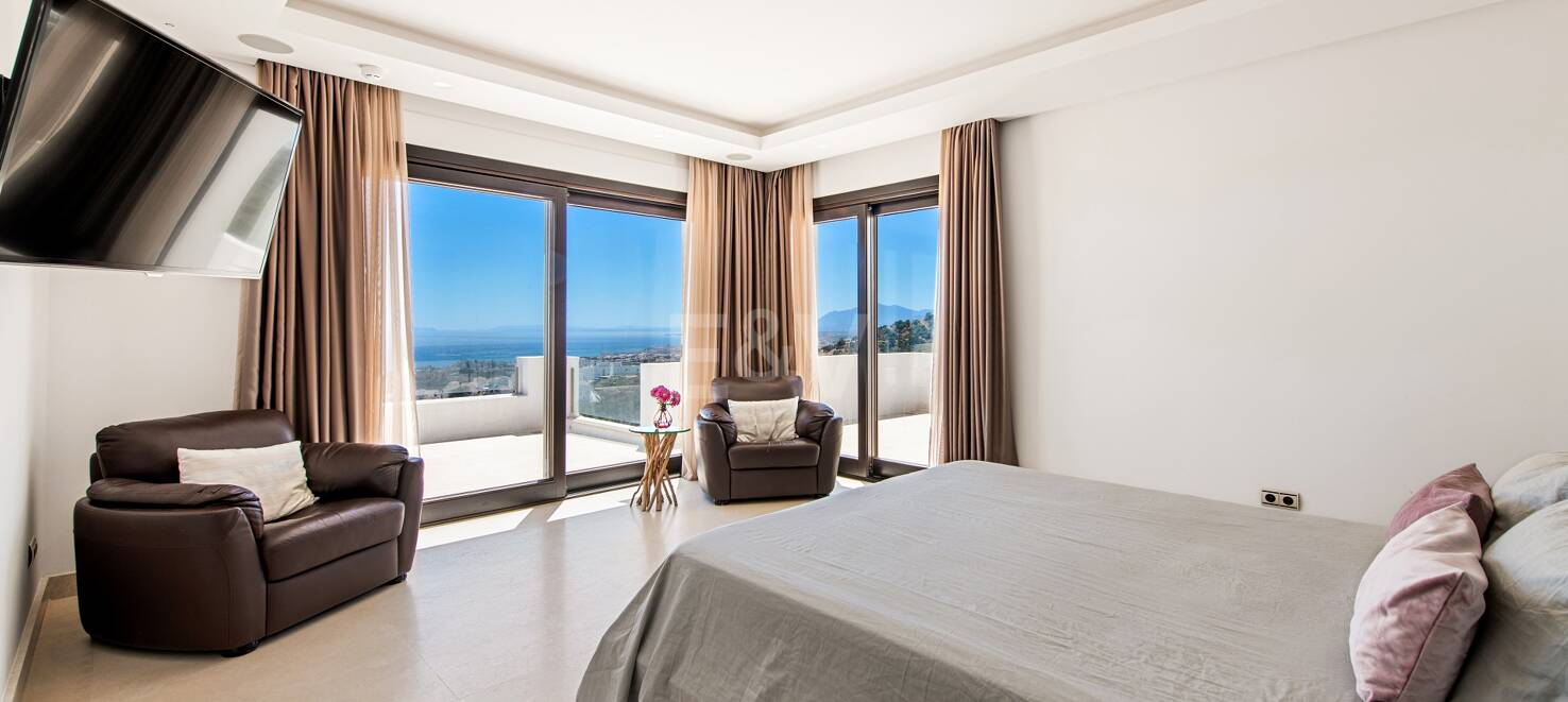 Moderna villa en Los Altos de Los Monteros con vistas panorámicas al mar