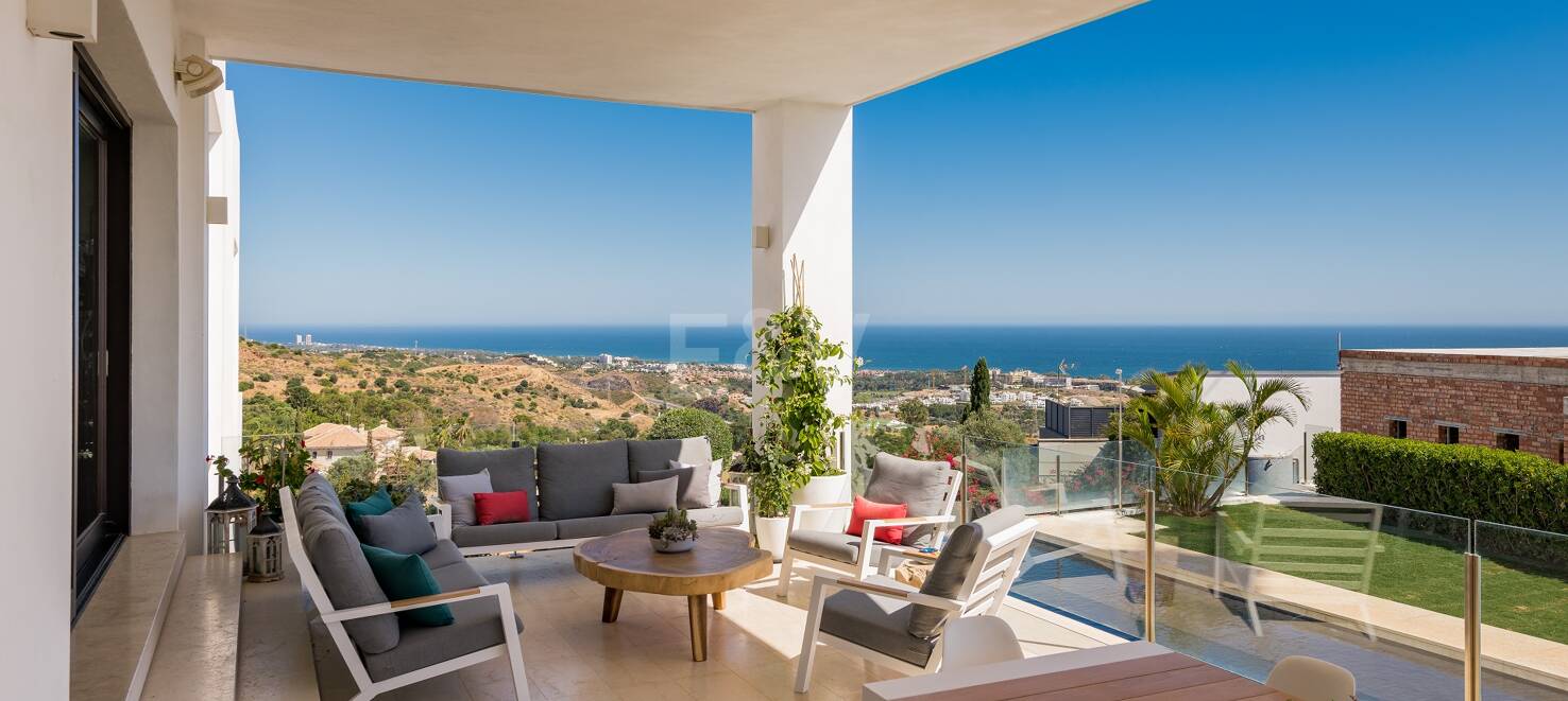 Moderna villa en Los Altos de Los Monteros con vistas panorámicas al mar