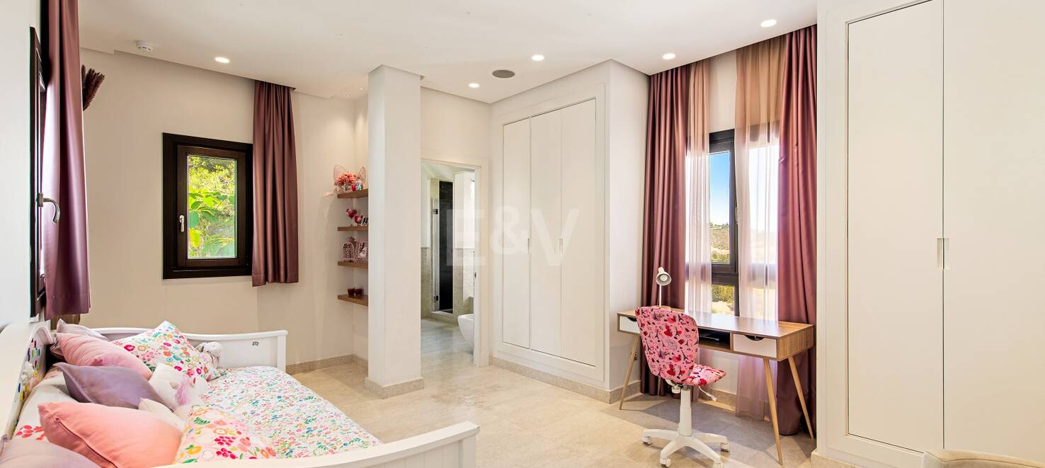 Moderna villa en Los Altos de Los Monteros con vistas panorámicas al mar