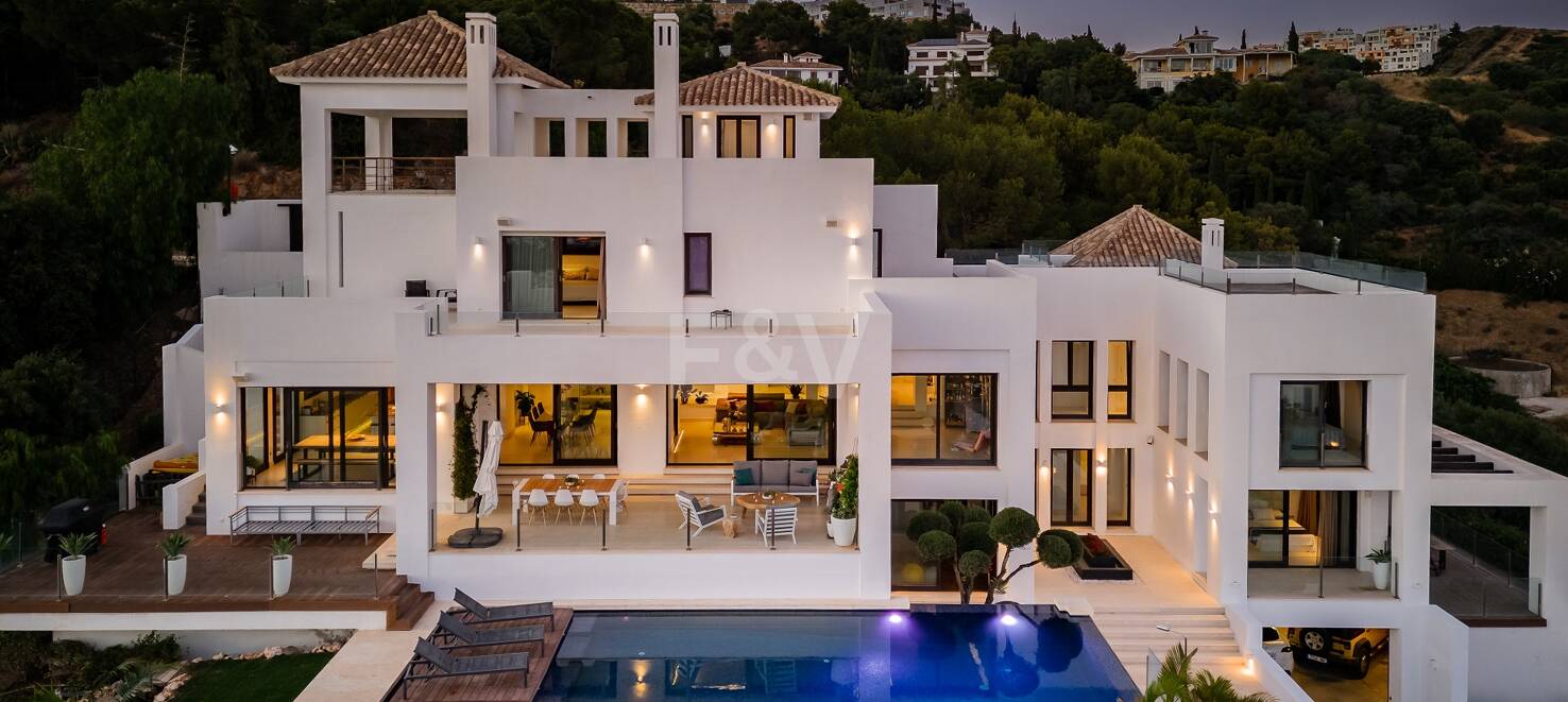 Moderna villa en Los Altos de Los Monteros con vistas panorámicas al mar