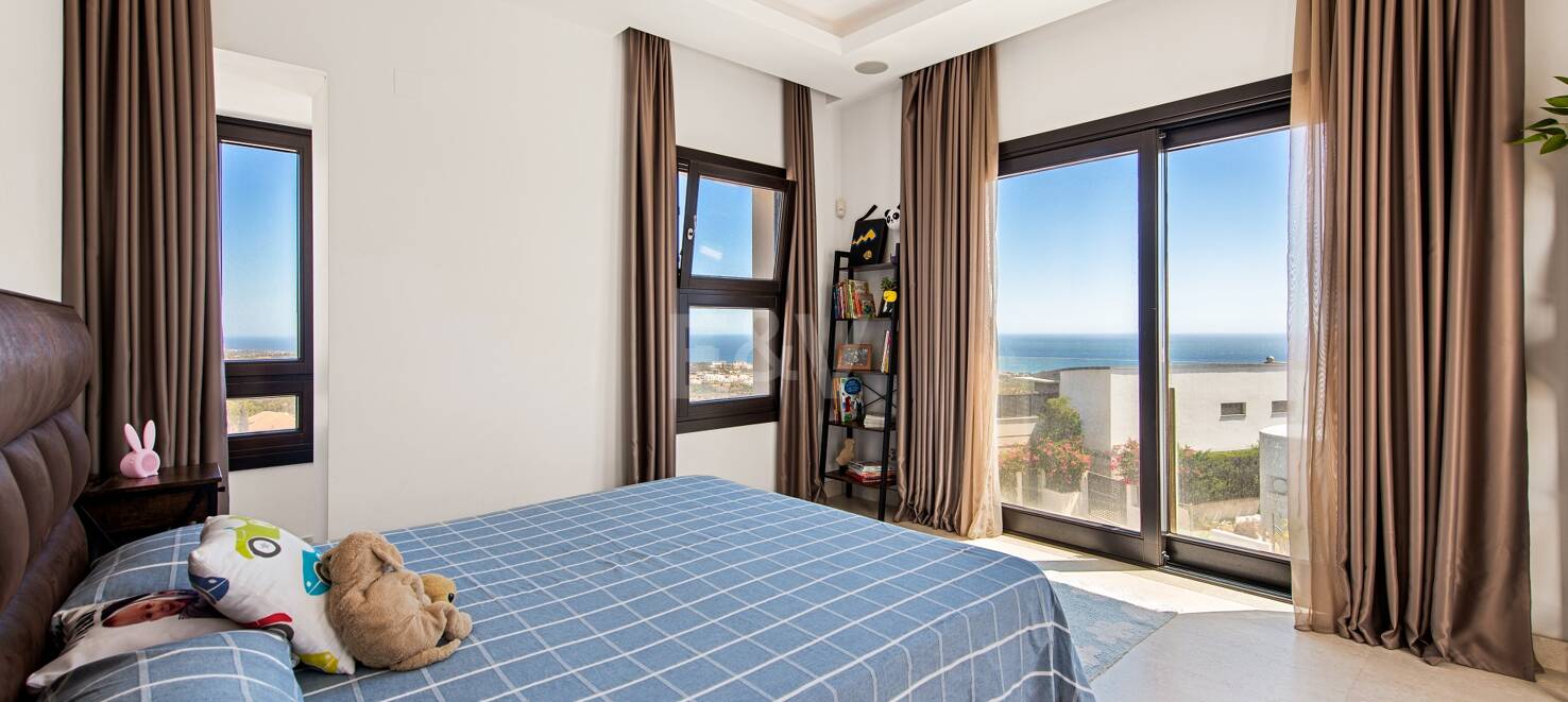 Moderna villa en Los Altos de Los Monteros con vistas panorámicas al mar