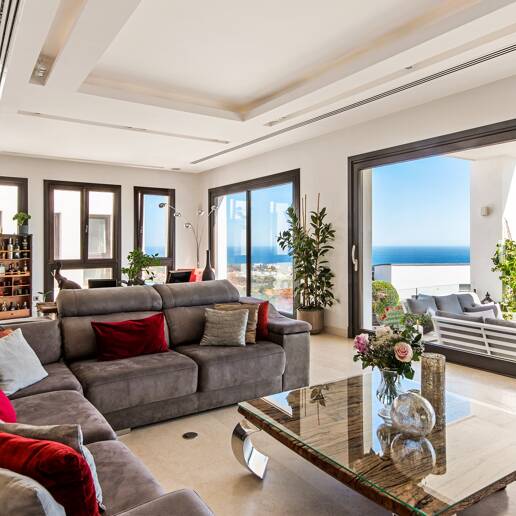 Moderna villa en Los Altos de Los Monteros con vistas panorámicas al mar