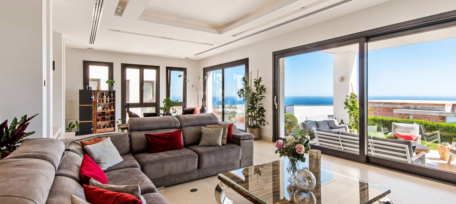 Moderna villa en Los Altos de Los Monteros con vistas panorámicas al mar