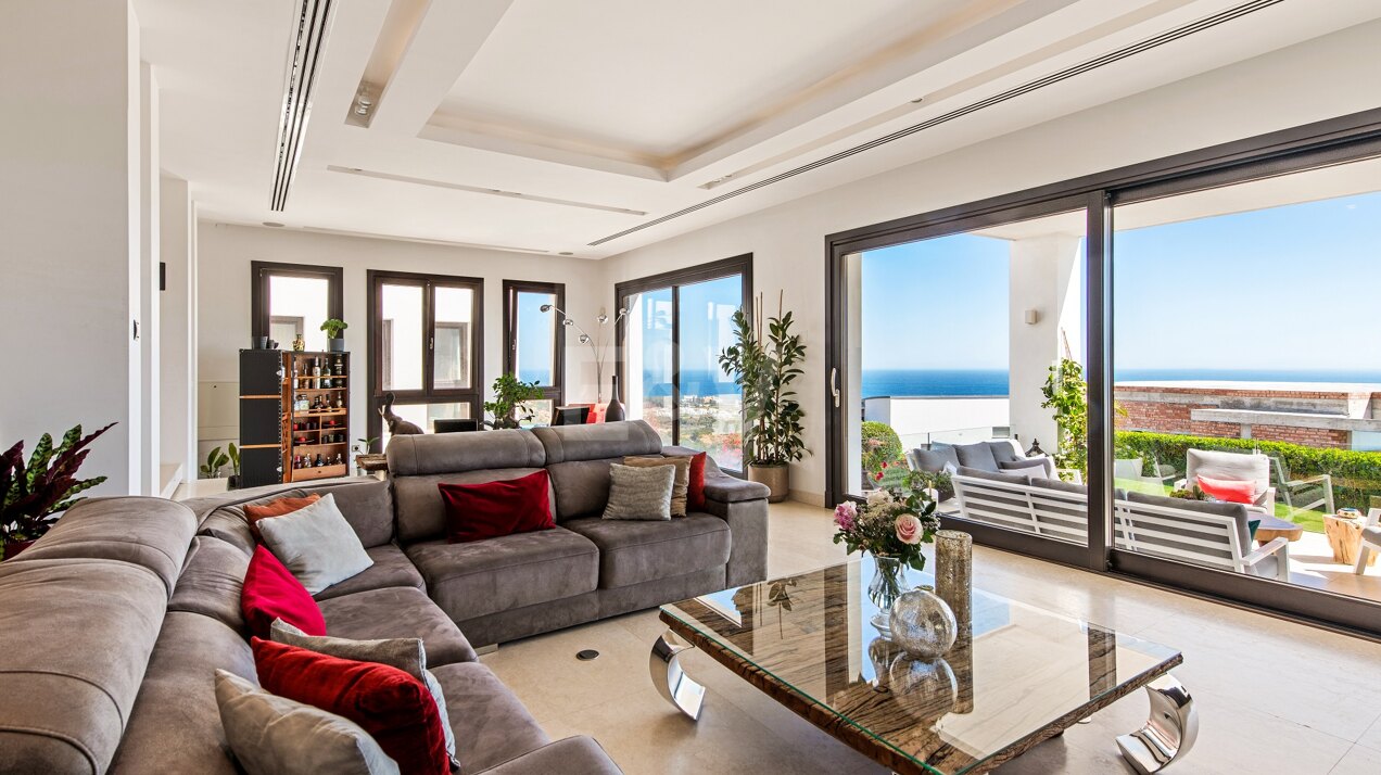 Moderne Villa in Los Altos de Los Monteros mit Panoramablick aufs Meer