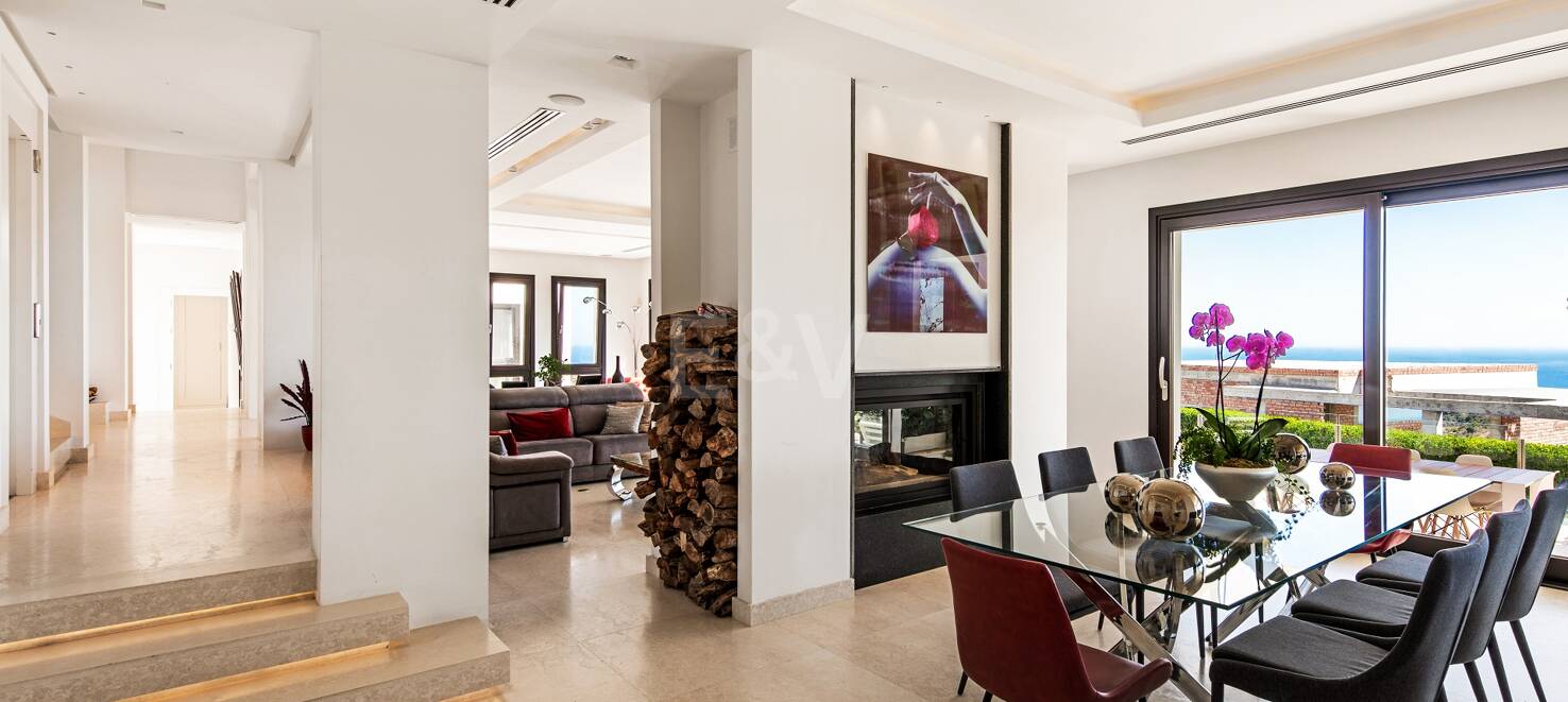 Moderna villa en Los Altos de Los Monteros con vistas panorámicas al mar