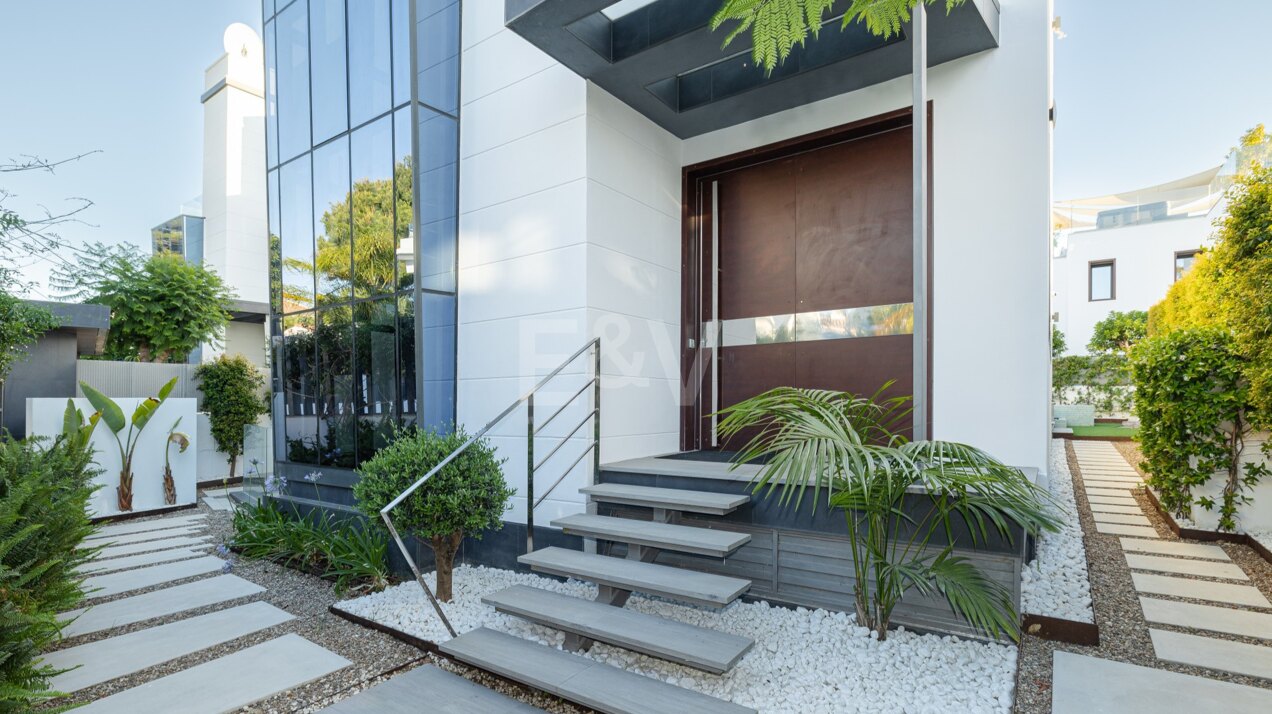 Außergewöhnliche moderne Villa am Strand in Rio Verde Playa