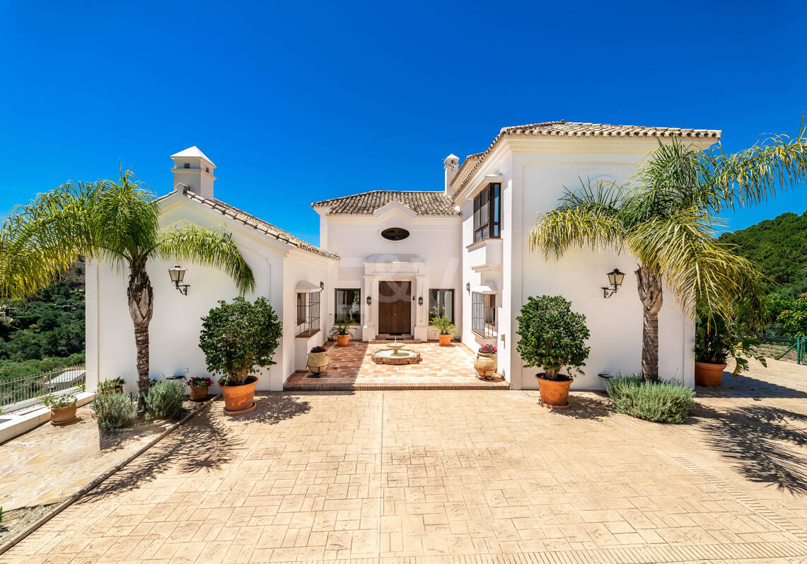 Impresionante villa en primera línea de golf en Marbella Club Golf Resort