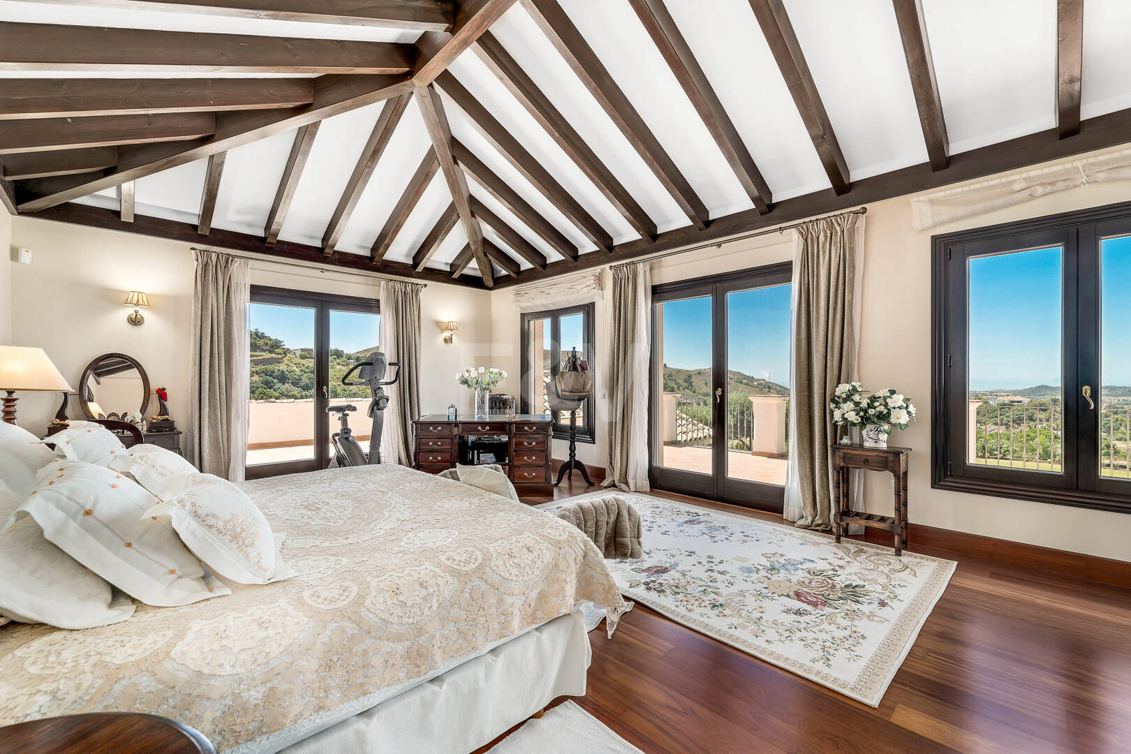 Impresionante villa en primera línea de golf en Marbella Club Golf Resort