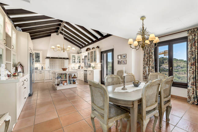 Impresionante villa en primera línea de golf en Marbella Club Golf Resort