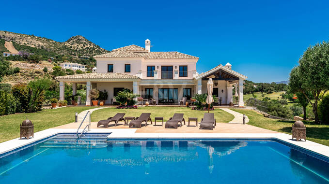 Impresionante villa en primera línea de golf en Marbella Club Golf Resort