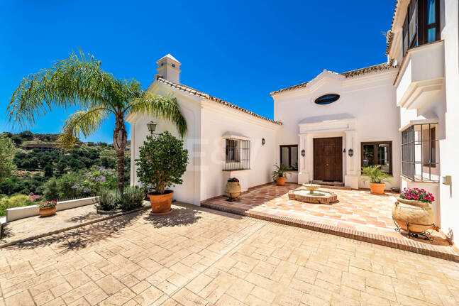 Impresionante villa en primera línea de golf en Marbella Club Golf Resort