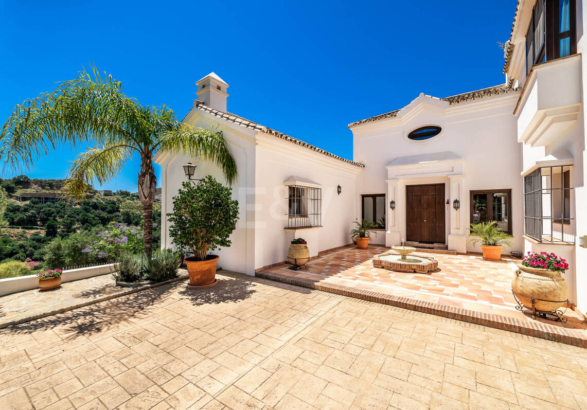 Impresionante villa en primera línea de golf en Marbella Club Golf Resort