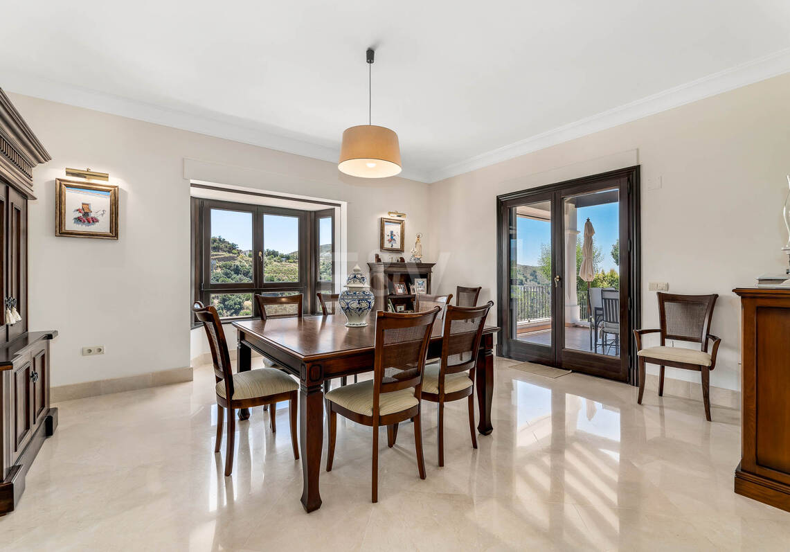 Impresionante villa en primera línea de golf en Marbella Club Golf Resort