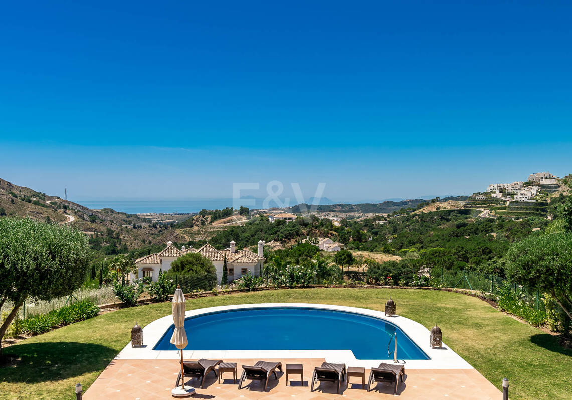 Impresionante villa en primera línea de golf en Marbella Club Golf Resort
